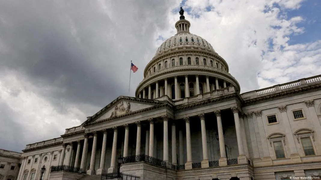 Капітолій США Купол і колонада Капітолію США з американським прапором