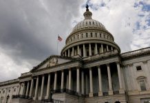 Купол і колонада Капітолію США з американським прапором