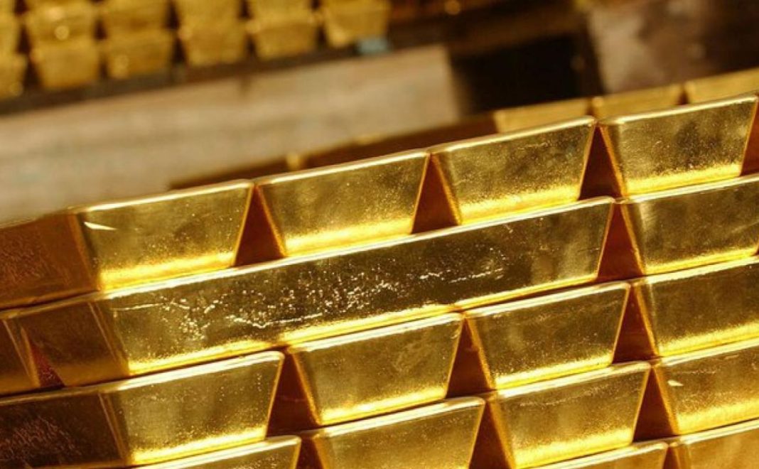 Золоті злитки крупним планом Складені рядами золоті злитки