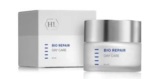 Ізраїльська косметика Holy Land разом із Космі Денний крем Holy Land Bio Repair Day Care 50 мл у баночці поруч із фірмовою упаковкою
