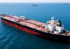 Великий нафтовий танкер у морі