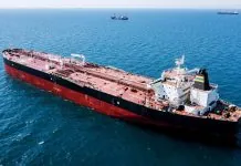 Великий нафтовий танкер у морі