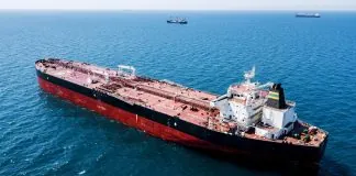 США розглядають послаблення обмежень для танкерів “тіньового флоту” Великий нафтовий танкер у морі