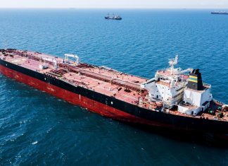 Великий нафтовий танкер у морі