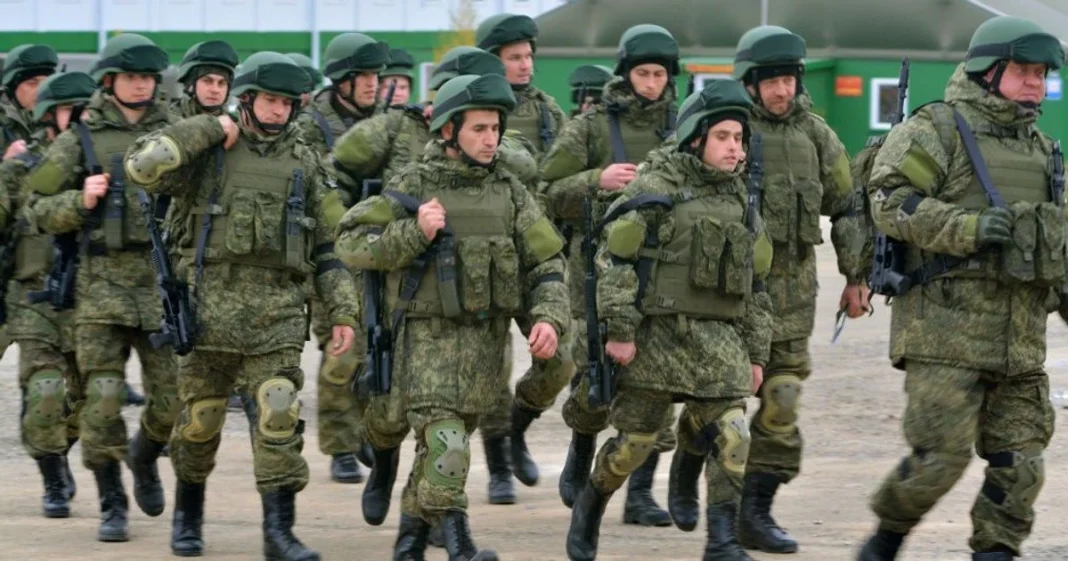 Група військовослужбовців РФ Група озброєних військовослужбовців РФ у шоломах і бронежилетах