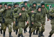 Ambushes, pursuit and area blockades: the Russian Ministry of Defence is drawing up new rules A group of armed Russian military personnel wearing helmets and body armour