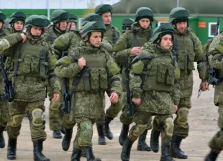 Засідки, переслідування та блокування районів: Міноборони РФ готує нові правила Група озброєних військовослужбовців РФ у шоломах і бронежилетах