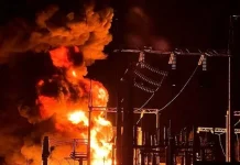 Росія атакувала енергетику 10 областей: наслідки Масштабна пожежа з високим полум'ям на території електричної підстанції вночі