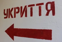 Klitschko has instructed the heads of district state administrations to set priorities regarding shelters A red sign reading «SHELTER» with an arrow on a white wall