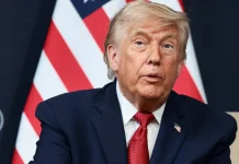 Трамп уклав угоду з Путіним після прохань до України припинити удари по НПЗ Росії Президент США Дональд Трамп на тлі американського прапора