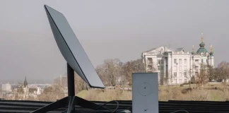 Пентагон відмовився розслідувати обмеження Starlink для України Супутниковий термінал Starlink та обладнання зв'язку на даху будівлі