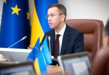 Serhiy Koretskyy speaks at a government meeting