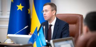 Serhiy Koretskyy speaks at a government meeting