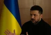 Зеленський заявив про брак підтримки США: лише 24 ракети Patriot за три місяці Президент України Володимир Зеленський у чорному одязі під час виступу на тлі державного прапора України.