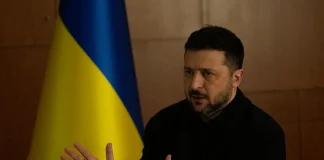 Зеленський заявив про брак підтримки США: лише 24 ракети Patriot за три місяці Президент України Володимир Зеленський у чорному одязі під час виступу на тлі державного прапора України.