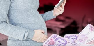 7,000 and 10,500 UAH per child: how to apply for payments via «Diyu» A pregnant woman holding a smartphone, with Ukrainian 200-hryvnia notes in the background — applying for state benefit via «Diyu».