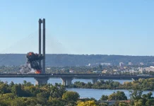 Реактивний БпЛА влучив у Південний міст у Києві під час руху потяга метро Південний міст у Києві після влучання безпілотника