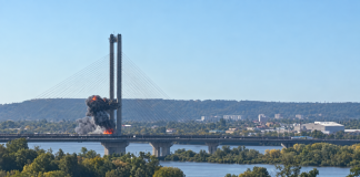 Реактивний БпЛА влучив у Південний міст у Києві під час руху потяга метро Південний міст у Києві після влучання безпілотника