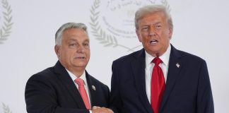 Дональд Трамп і колишній прем'єр-міністр Угорщини Віктор Орбан потискають руки під час спільного заходу.