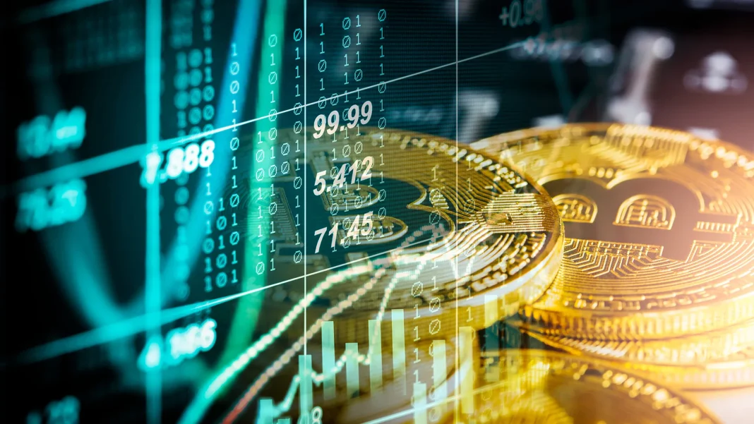 Золоті монети з символом біткоїна на тлі цифрових біржових графіків