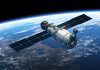 Російські супутники, що мали замінити Starlink, почали падати з орбіти Супутник із великими сонячними панелями