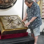 У Франції викрали бронзову обкладинку книги роботи Сальвадора Далі