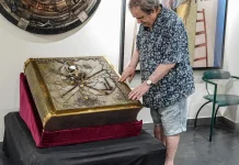 Бронзова обкладинка «Апокаліпсису святого Івана» Сальвадора Далі