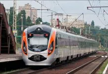 Через проблеми з мостами в Києві додали 18 рейсів електрички У Києві запускають 18 додаткових поїздів між берегами