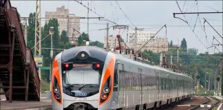 Через проблеми з мостами в Києві додали 18 рейсів електрички У Києві запускають 18 додаткових поїздів між берегами