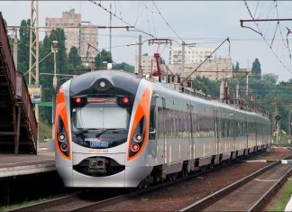 18 extra trains are being introduced in Kyiv to run between the two banks