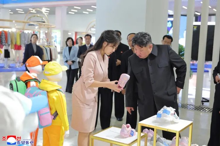 Kim Jong-un «resurfaces» following rumours of his death: North Korea releases photos Kim Jong-un has made a public appearance following rumours of his death: new photos