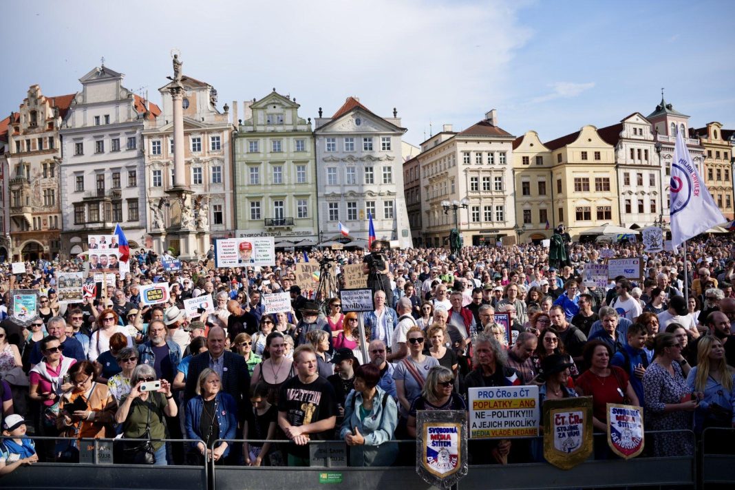 Thousands of people took to the streets in Prague to protest: what happened — footage Protests in the Czech Republic: journalists have called a strike