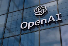 OpenAI повідомила про випадки послаблення моніторингу агентами Логотип OpenAI на скляному фасаді будівлі