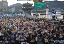 У Сеулі десятки тисяч людей вийшли проти президента