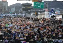 Сеул охопили масові протести: вимагають відставки Лі Чже Мьона У Сеулі десятки тисяч людей вийшли проти президента