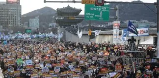 Сеул охопили масові протести: вимагають відставки Лі Чже Мьона У Сеулі десятки тисяч людей вийшли проти президента