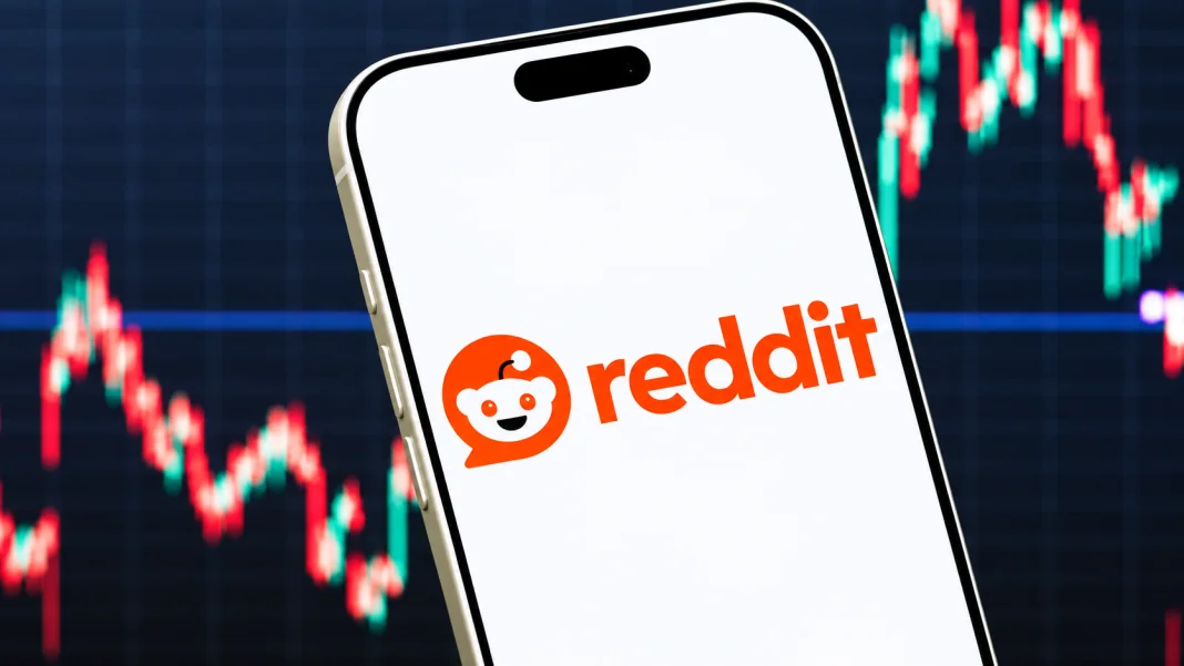 Reddit Логотип соціальної платформи Reddit на екрані смартфона