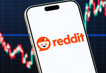 Reddit shares have plummeted by 29%: Google’s artificial intelligence is taking traffic away from websites The Reddit social media platform logo on a smartphone screen