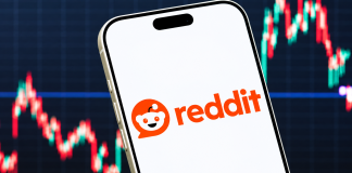 Reddit shares have plummeted by 29%: Google’s artificial intelligence is taking traffic away from websites The Reddit social media platform logo on a smartphone screen