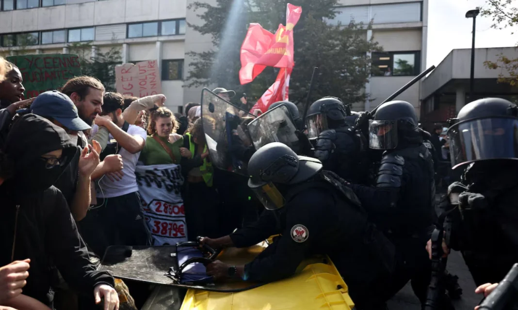 Протести у Франції Сутички протестувальників із поліцією під час шкільних протестів у Франції