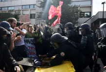 Сутички протестувальників із поліцією під час шкільних протестів у Франції