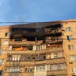 У Краматорську FPV-дрони вдарили по «швидких» і багатоповерхівці