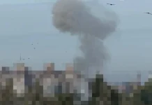 РФ ударила «Бандеролями» по лікарні у Кривому Розі Стовп диму над Кривим Рогом після російського удару по місту
