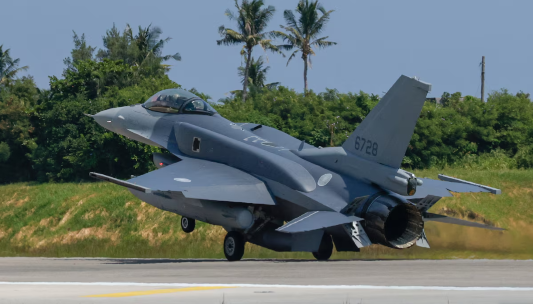 Винищувач F-16 з бортовим номером 6728 під час руху злітно-посадковою смугою
