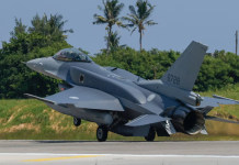 Тайвань отримав перші винищувачі F-16V Block 70 зі США Винищувач F-16 з бортовим номером 6728 під час руху злітно-посадковою смугою