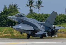 Тайвань отримав перші винищувачі F-16V Block 70 зі США Винищувач F-16 з бортовим номером 6728 під час руху злітно-посадковою смугою