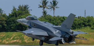 Тайвань отримав перші винищувачі F-16V Block 70 зі США Винищувач F-16 з бортовим номером 6728 під час руху злітно-посадковою смугою