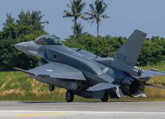 Тайвань отримав перші винищувачі F-16V Block 70 зі США Винищувач F-16 з бортовим номером 6728 під час руху злітно-посадковою смугою