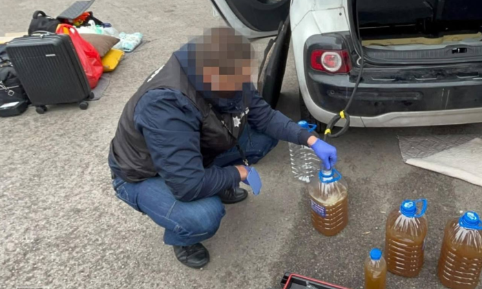 Вилучена рідина під час обшуку у справі нарколабораторій