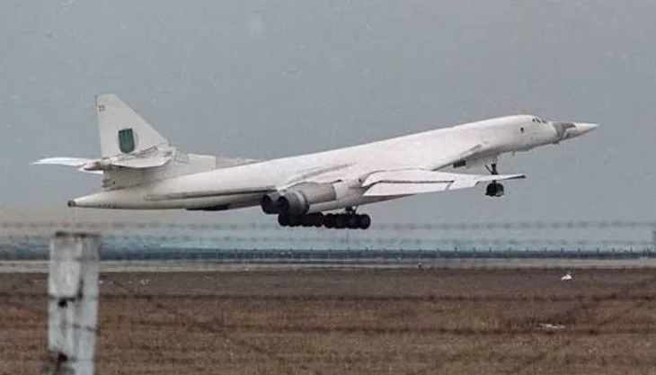 Ту-160 Стратегічний бомбардувальник Ту-160 під час зльоту